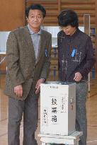 Chimuras cast ballots for 1st time in Japan since return